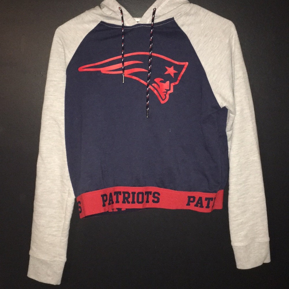 patriots logo crop sweatshirt